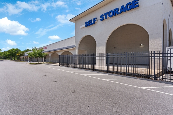 Facility photo: //images.sparefoot.com/medium/224266698d354f83b15.jpg