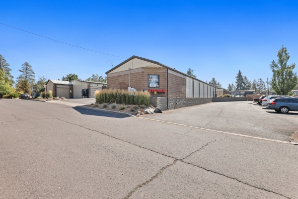Facility photo: //images.sparefoot.com/medium/2243246532d3689769c.jpg