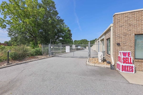 Facility photo: //images.sparefoot.com/medium/22435868acc291c8601.jpg