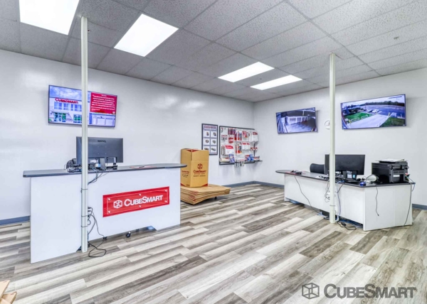 Facility photo: //images.sparefoot.com/medium/224378688c71878caf4.jpg