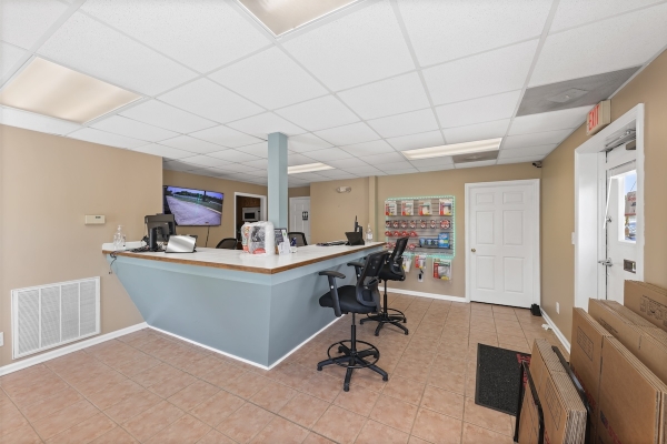 Facility photo: //images.sparefoot.com/medium/22440666abc051d3db3.jpg