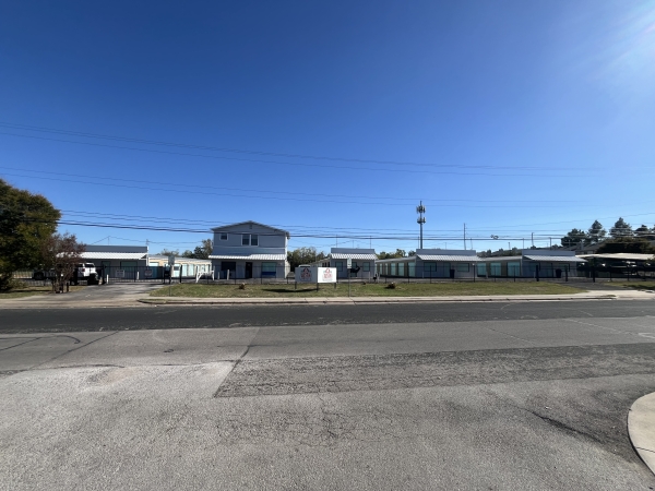 Facility photo: //images.sparefoot.com/medium/2244446913d4bc7c356.jpeg