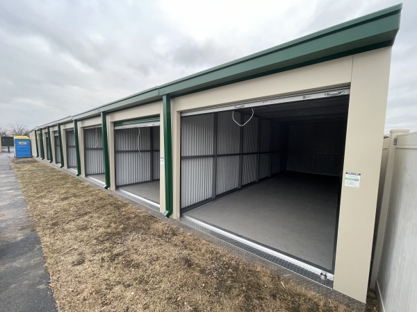 Facility photo: //images.sparefoot.com/medium/22444863fe1e812634b.jpeg