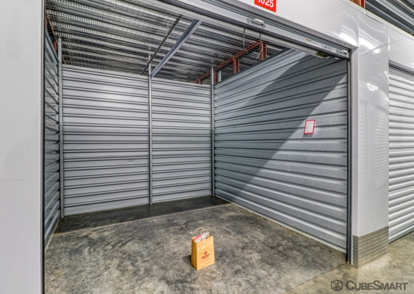 Facility photo: //images.sparefoot.com/medium/22446169314901bf281.jpg