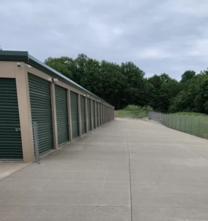 Facility photo: //images.sparefoot.com/medium/22449464f0f7df084ab.jpg