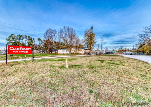 Storage Units at CubeSmart Self Storage - AR Rogers South Old Wire Rd - 2713 South Old Wire Road