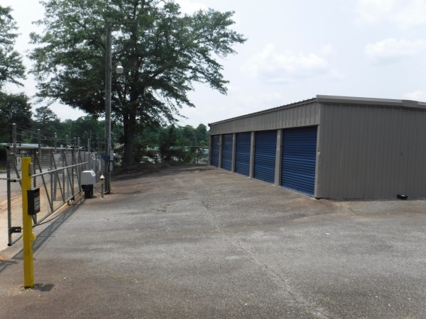 Facility photo: //images.sparefoot.com/medium/224583686da0a03e82e.jpg