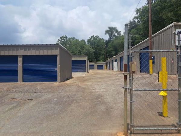 Facility photo: //images.sparefoot.com/medium/2245836896174f24e2e.jpg