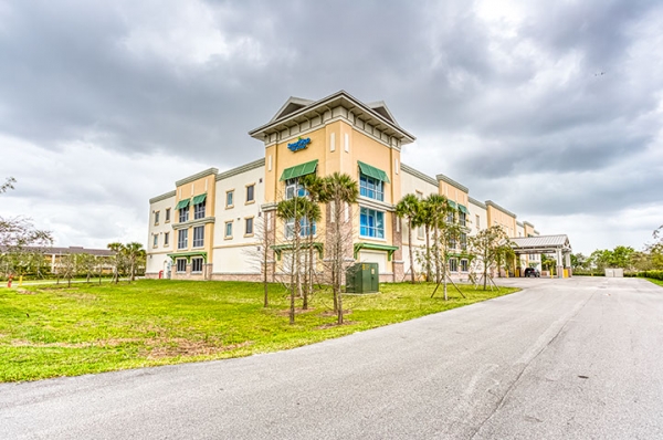 Storage Units at SmartStop Self Storage - Pembroke Pines - 18804 Pines Boulevard - 18804 Pines Boulevard