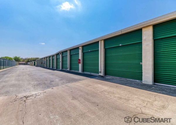 Facility photo: //images.sparefoot.com/medium/2249506880a2635812e.jpg