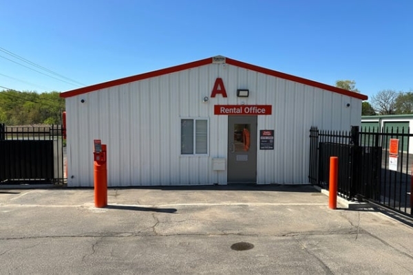 Facility photo: //images.sparefoot.com/medium/2249536a09c88ce9217.jpg