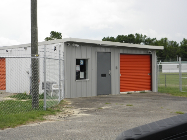 Facility photo: //images.sparefoot.com/medium/224990630548beae547.jpg