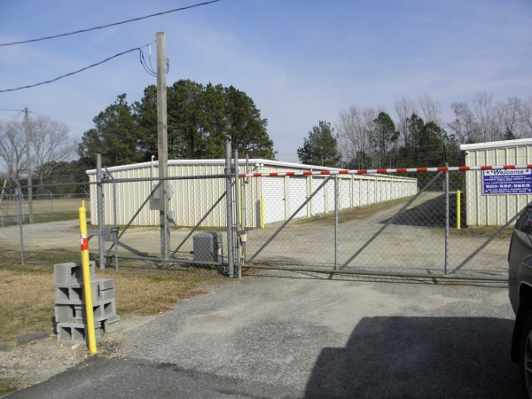 Facility photo: //images.sparefoot.com/medium/22499563fe687189af5.jpg