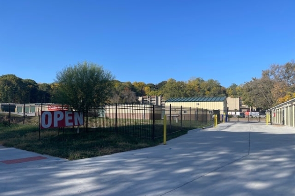 Facility photo: //images.sparefoot.com/medium/225014689c903f6b6a9.jpg