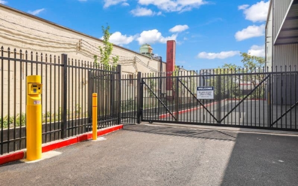 Facility photo: //images.sparefoot.com/medium/225039646d0100658b1.jpg