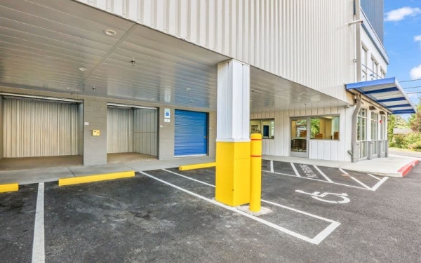 Facility photo: //images.sparefoot.com/medium/225039646d0102578d9.jpg