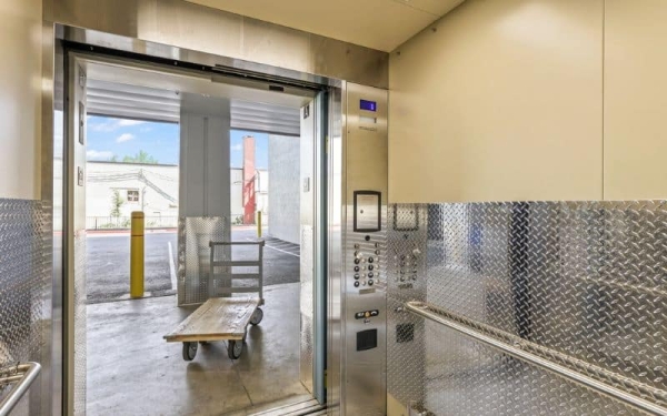 Facility photo: //images.sparefoot.com/medium/225039646d010421e19.jpg