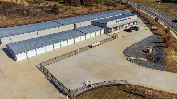 Facility photo: //images.sparefoot.com/medium/225057692e2bff0bfd6.jpg