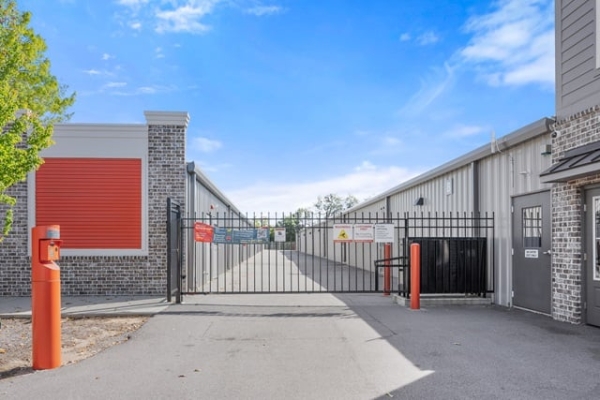 Facility photo: //images.sparefoot.com/medium/225108688381a091b12.jpg