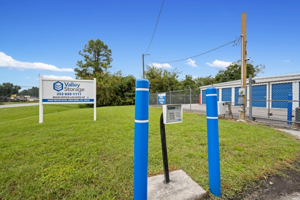 Facility photo: //images.sparefoot.com/medium/2251126734b5d94d2c6.jpg
