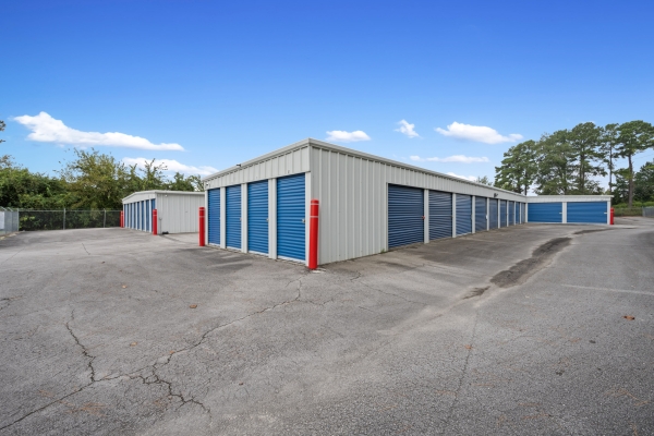 Facility photo: //images.sparefoot.com/medium/2251126734b5e76a71a.jpg