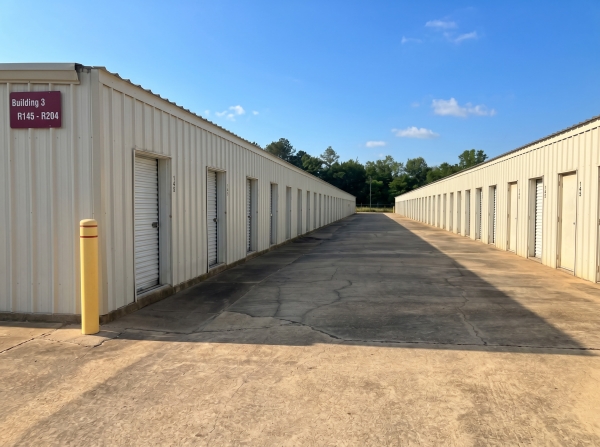 Facility photo: //images.sparefoot.com/medium/2251186a18aa42c3dbb.jpg