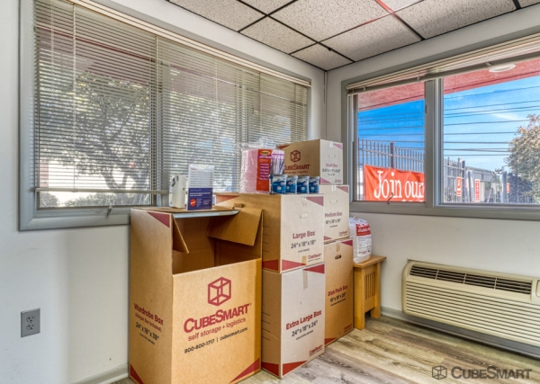 Facility photo: //images.sparefoot.com/medium/22513468834d228293e.jpg