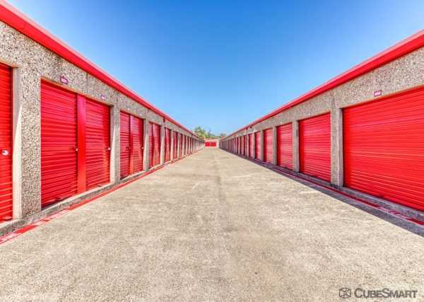 Storage Units at CubeSmart Self Storage - TX Fort Worth River Oaks Blvd - 5700 River Oaks Boulevard