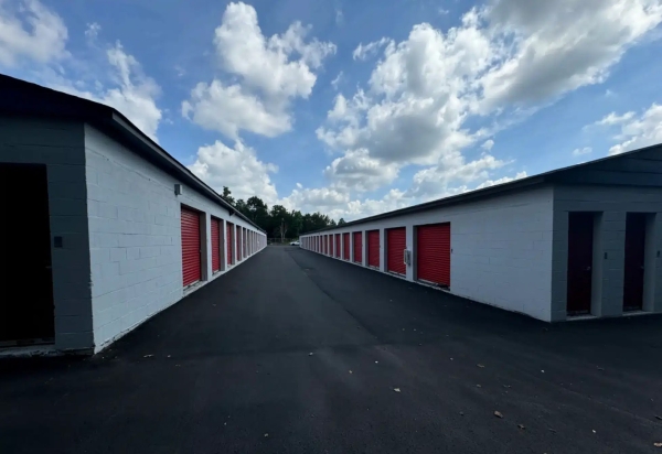 Facility photo: //images.sparefoot.com/medium/22537068d5b8b730a6b.jpg
