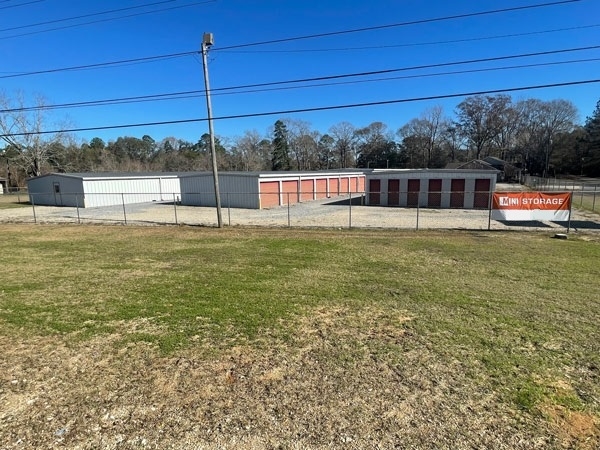 Facility photo: //images.sparefoot.com/medium/225389660ed4bb0d1a2.jpg