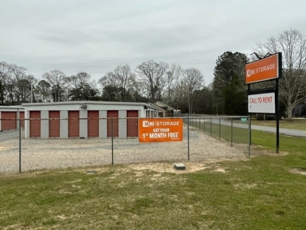 Facility photo: //images.sparefoot.com/medium/225389663cecc90da91.jpg
