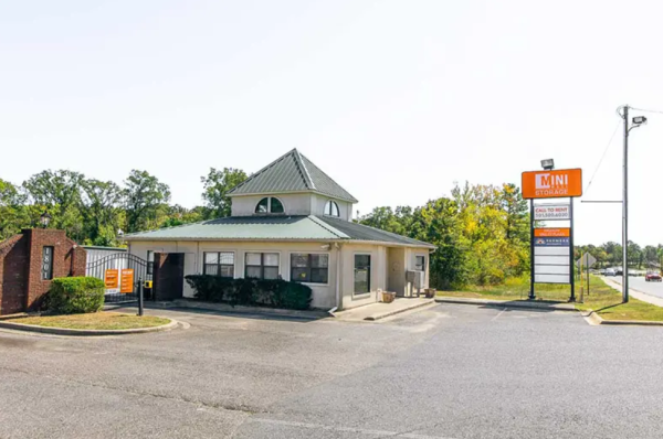 Facility photo: //images.sparefoot.com/medium/22540768cc39382f0a0.png