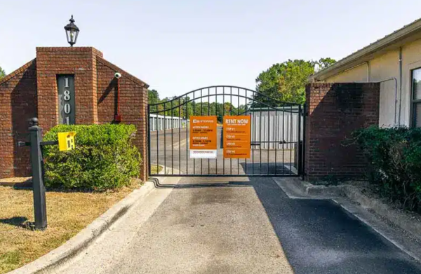 Facility photo: //images.sparefoot.com/medium/22540768cc393979aaf.png