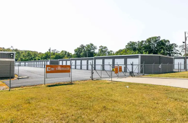 Facility photo: //images.sparefoot.com/medium/22541068cae8ea62f26.png