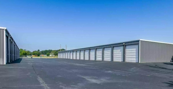 Facility photo: //images.sparefoot.com/medium/22541868dd68786ce3f.jpg