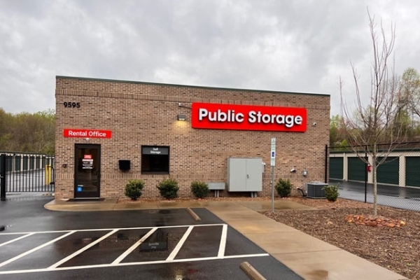 Facility photo: //images.sparefoot.com/medium/2254546877a4691e7a8.jpg