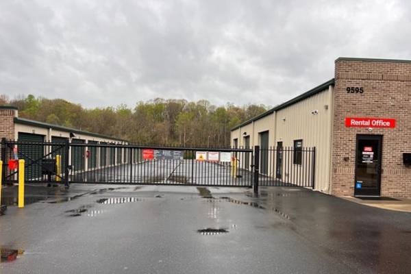 Facility photo: //images.sparefoot.com/medium/2254546877a46a23e79.jpg