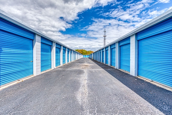 Storage Units at SmartStop Self Storage - Tampa - 9823 W Hillsborough Ave - 9823 West Hillsborough Avenue