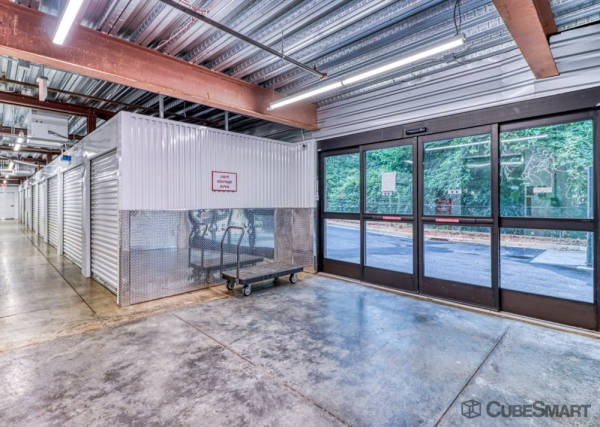 Facility photo: //images.sparefoot.com/medium/225552687f405e8f43e.jpg