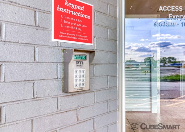 Facility photo: //images.sparefoot.com/medium/225595691f062916c15.jpg