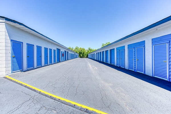 Facility photo: //images.sparefoot.com/medium/226161634ed0813f0b7.jpg