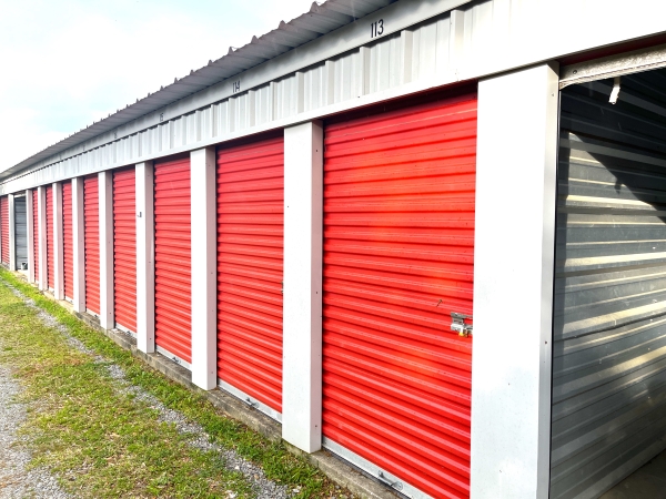 Facility photo: //images.sparefoot.com/medium/22619463518d56ec6c6.jpg