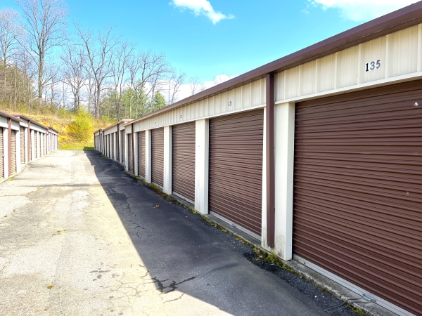 Facility photo: //images.sparefoot.com/medium/226195635170b04b296.jpg