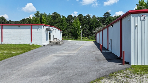 Facility photo: //images.sparefoot.com/medium/22627068cc55cbc6e15.jpg