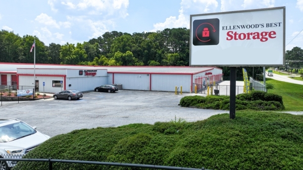 Facility photo: //images.sparefoot.com/medium/22627068cc62172d552.jpg