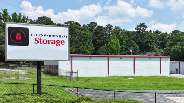 Facility photo: //images.sparefoot.com/medium/22627068cc628ce1c81.jpg