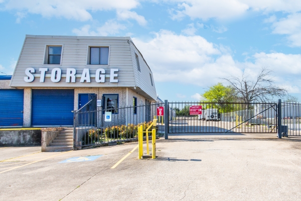 Facility photo: //images.sparefoot.com/medium/2263386967e71ad06ed.jpg