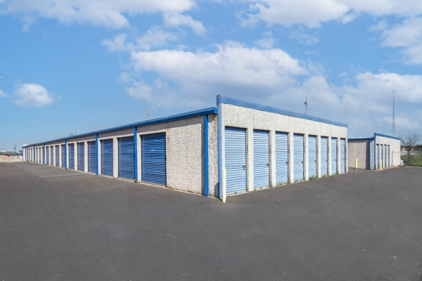 Facility photo: //images.sparefoot.com/medium/2263386967e71e7195b.jpg