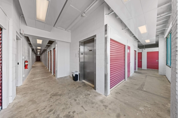 Facility photo: //images.sparefoot.com/medium/2263506899eaebd0b69.jpg