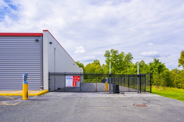 Facility photo: //images.sparefoot.com/medium/2263656914ca775eea4.jpg